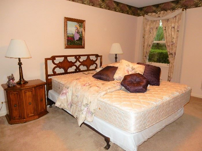 MID CENTURY  bedroom queen size, fine linens