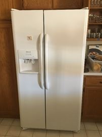 Frigidaire Refrigerator w/ in door water/ice
