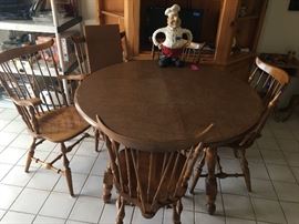 Maple Dining Room Set w/5 Chairs, leaf and table covers