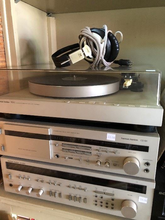 Vintage Audio - turntable, Receiver, cassette player Harmon Kardon