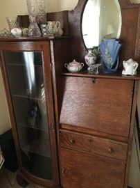 Antique Wooden Writer's desk/Curio Cabinet. Stunning piece in great condition