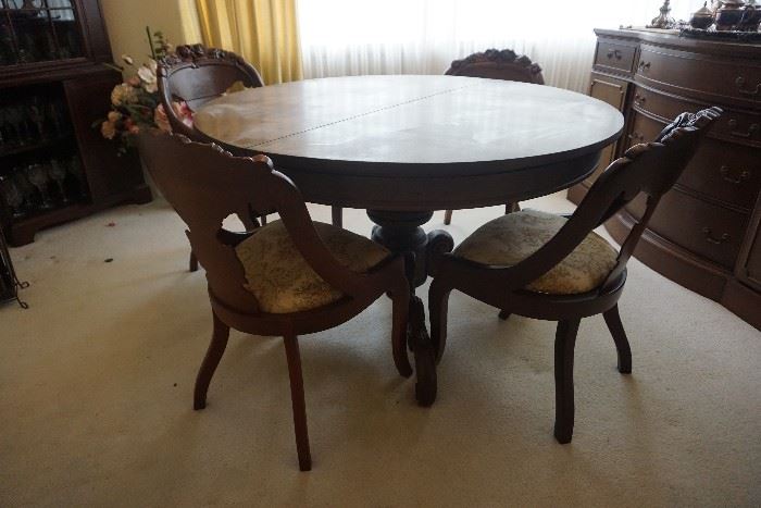 Beautiful antique dining table with 8 chairs 