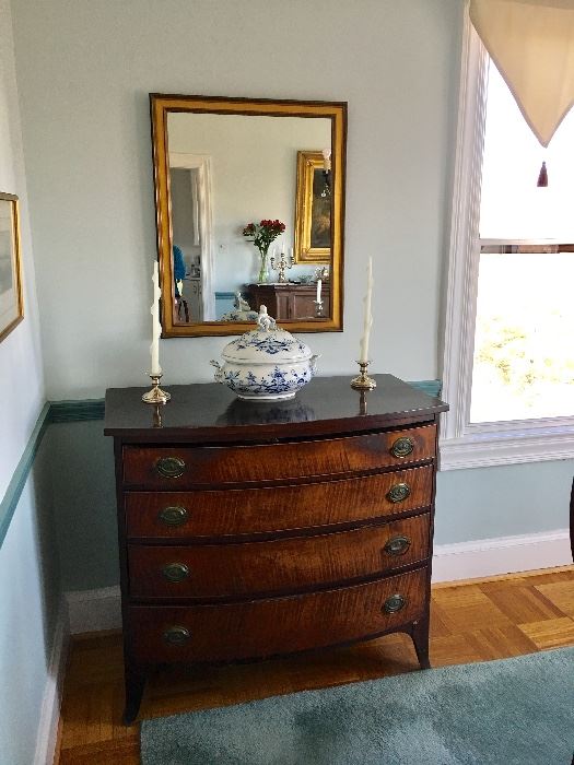 Chest of 4 drawers, late 18th century, Hepplewhite style with bowfront chest, tiger maple, original brass back plates