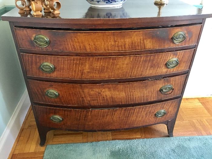 Chest of 4 drawers, late 18th century, Hepplewhite style with bowfront chest, tiger maple, original brass back plates