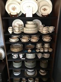 Several sets of china and potttery