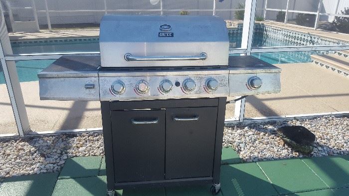 BBQ, needs new burner covers but works