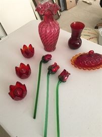 Red glassware/3 red glass roses 