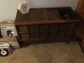 1969 Compact Magnavox stereo console working (no needle) #LP 3300