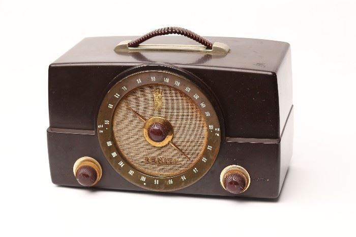Model S-14128 Zenith radio, bakelite case, in working condition.