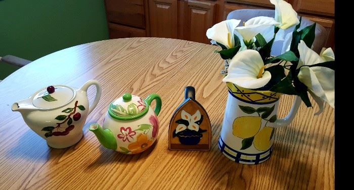 Tea pots and decorations