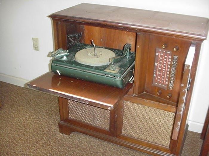 Philco turntable, radio in cabinet, 1940s