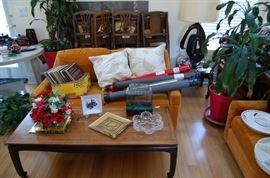 Coffee table, 5 folding padded chairs, plants