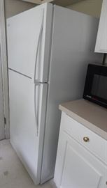 Whirlpool refrigerator - Almost new