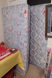 Daybed and twin mattresses