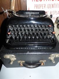 Vintage Remington Rand "Streamliner" manual  typewriter with case