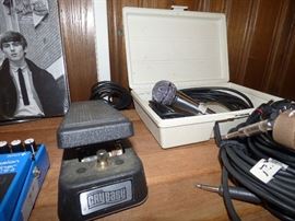 Another Cry Baby Pedal, microphone