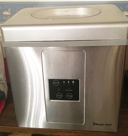 Ice Machine by Magic Chef, Like New with Book