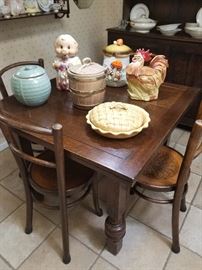 Cute ANTIQUE Kitchen table / Vintage cookie jars