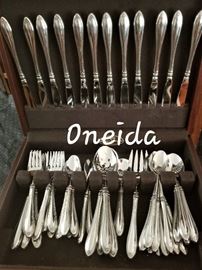 Nice Oneida Flatware set (in box)