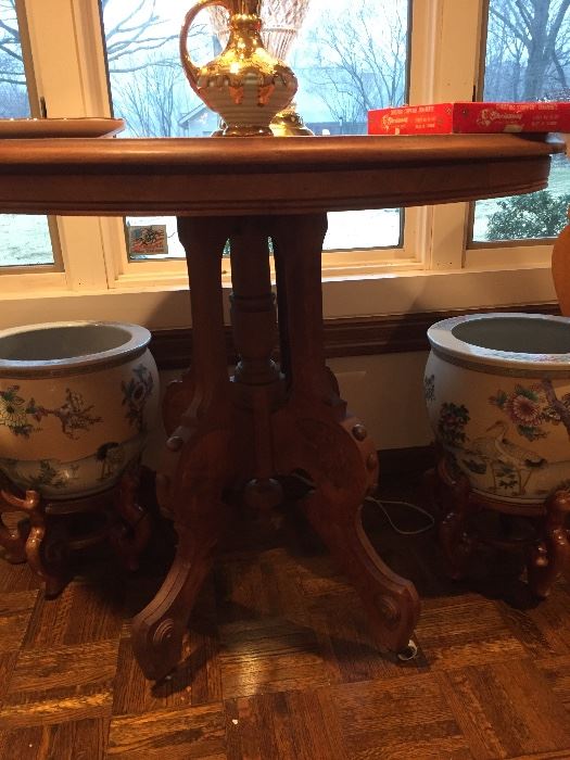 Antique table 
2 pots on stands