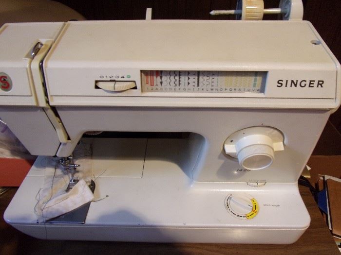 Singer 1425 Sewing Machine