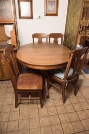 Round Solid Oak Table With 4 Chairs