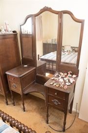 Tri Folding Vintage Vanity Makeup Dressing Table