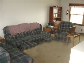 Has kick out reclining leg rests