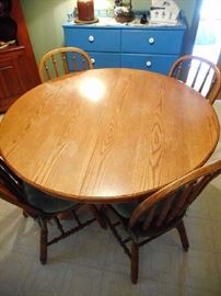 ROUND KITCHEN TABLE & 4 CHAIRS