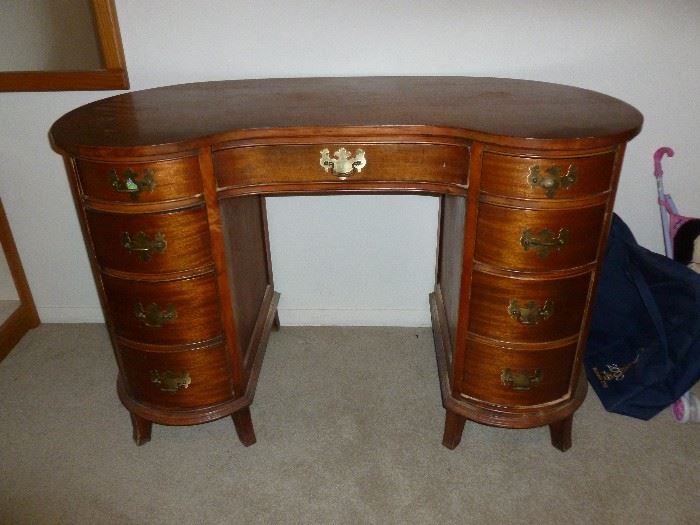 Kidney-shaped desk