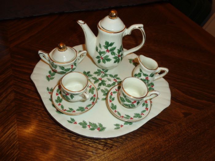 Miniature Christmas Tea Set (cups are abt 1")