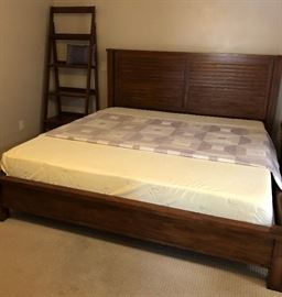 Ethan Allen King Size Louver Bed
Ethan Allen Bookshelf