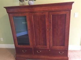 ENTERTAINMENT ARMOIRE