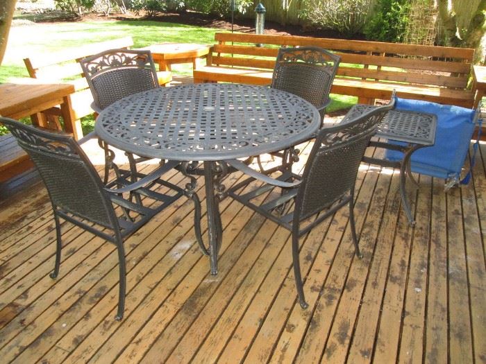Back Deck: Deck Table w/4 Chairs