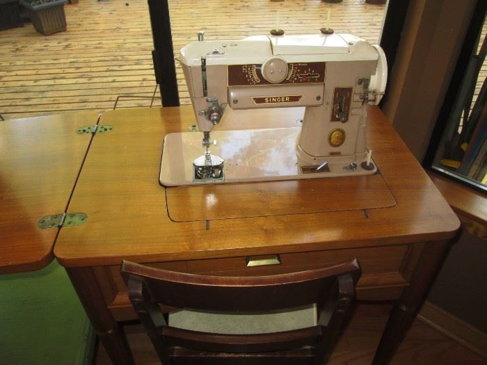 Family Room: Singer Sew Machine w/Chair #401A