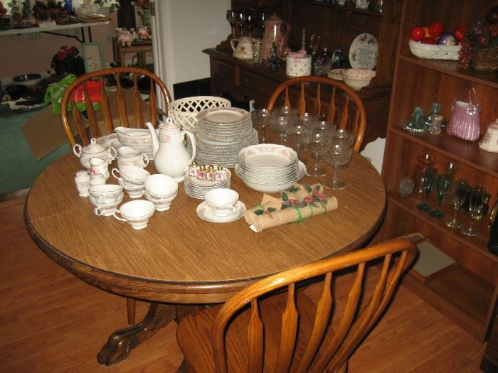 Nice oak kitchen table and four chairs. 