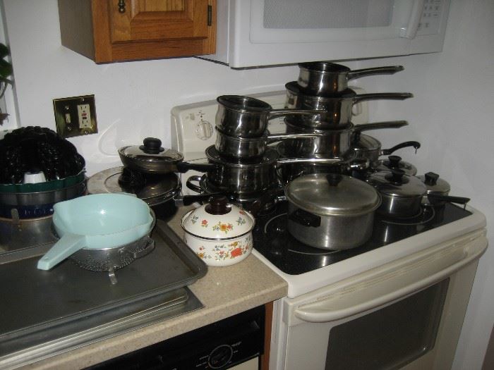 Nice CLEAN pot / pans sets. 