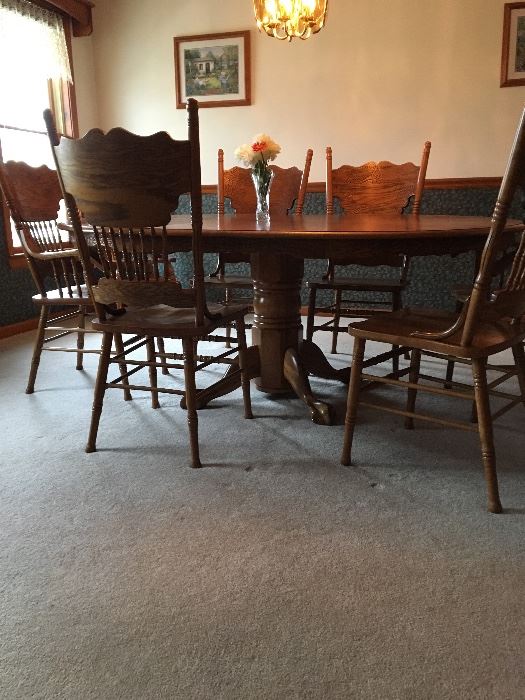 Dining room table and 8 chairs 