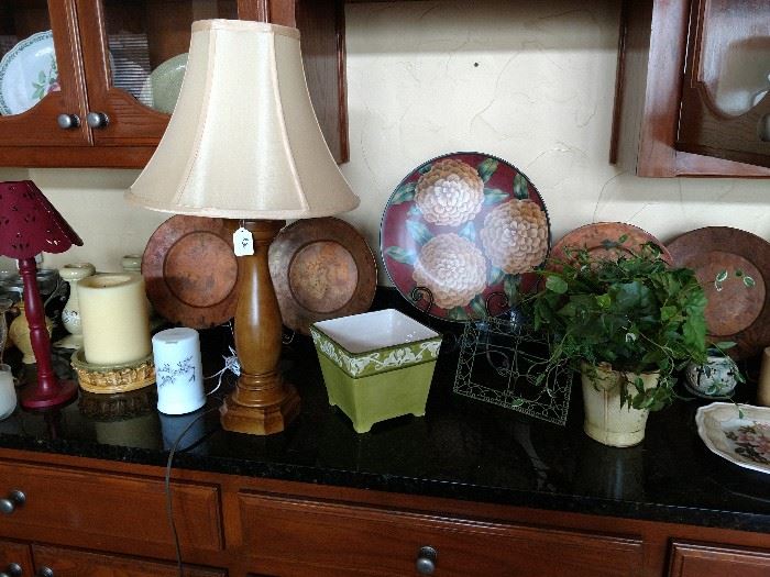 Assorted decorative plates, silk plants, etc.