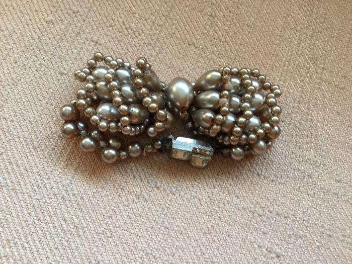 Costume bracelet pearls and bow