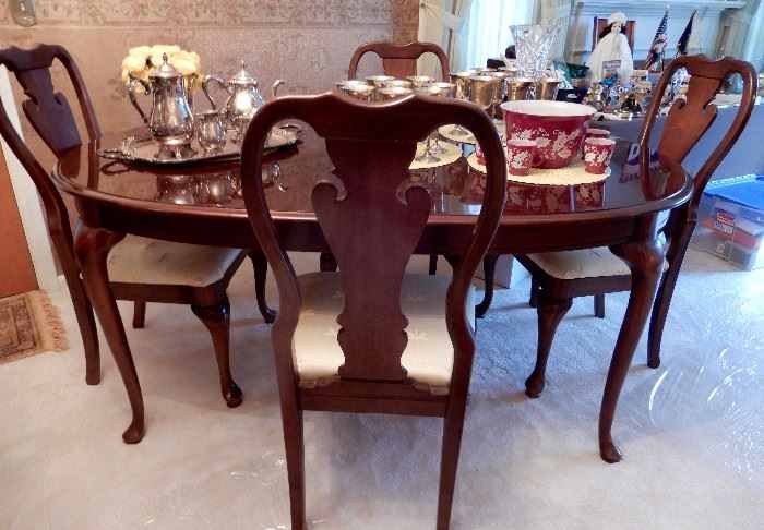 THOMASVILLE DINING SET WITH ADDITIONAL LEAVES AND PADS WITH FOUR CHAIRS AND TWO ARM CHAIRS.