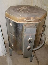 Older Paragon Kiln, with lots of extra accessories  for use with the kiln. Runs on 220. Fires up . 