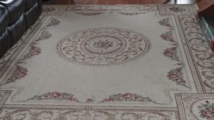 8'x10' rug in neutral colors.