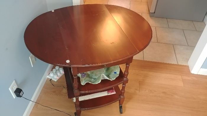 Tea cart with ftp leaves and handle. Has wheels