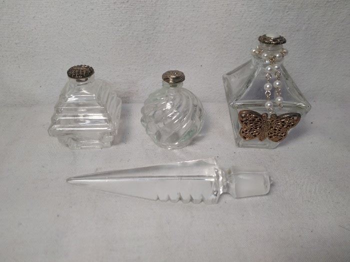 4 Glass Pieces - Mini Perfume Bottles & Stopper https://ctbids.com/#!/description/share/20306