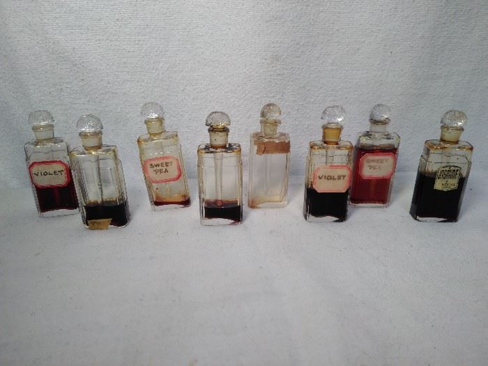 8 Vintage Mini Perfumes         https://ctbids.com/#!/description/share/20307