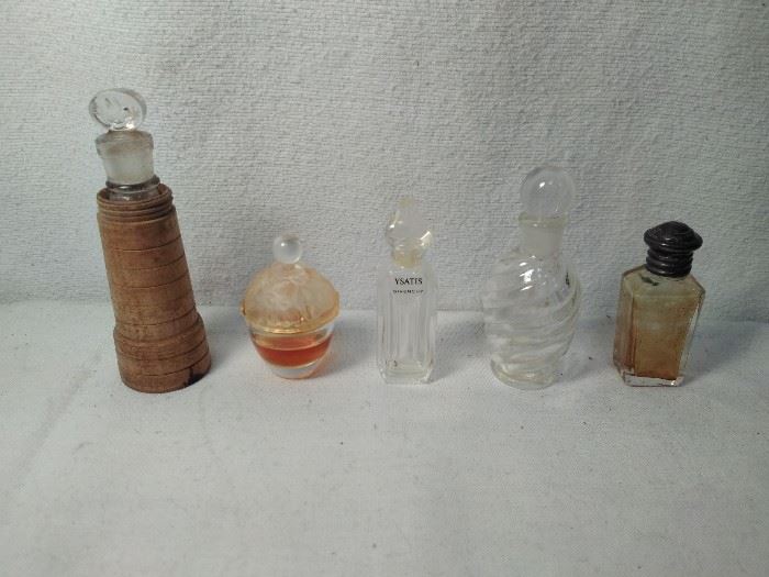 5 Vintage Mini Perfumes         https://ctbids.com/#!/description/share/20314