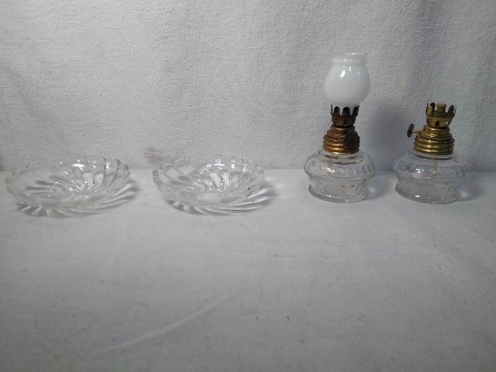 Group of 2 Small Vintage Lamps & 2 Glass Pieces   https://ctbids.com/#!/description/share/20315