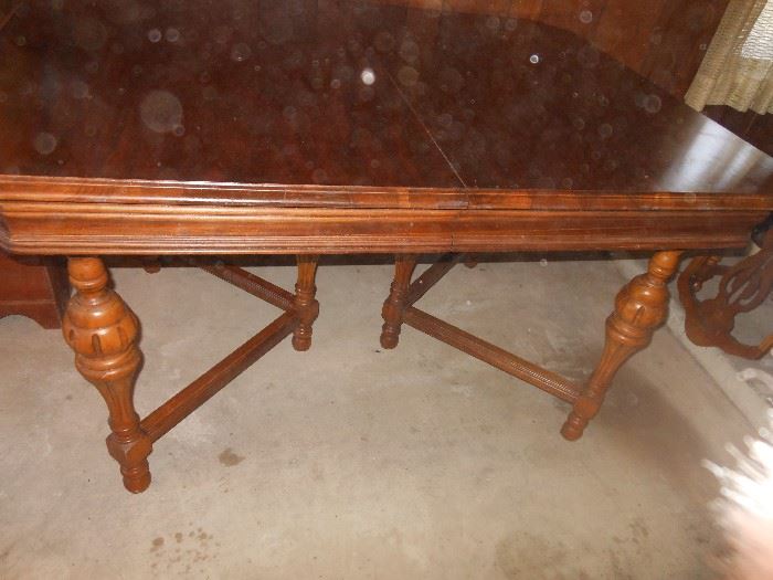 Antique dining table with 6 chairs/ great condition