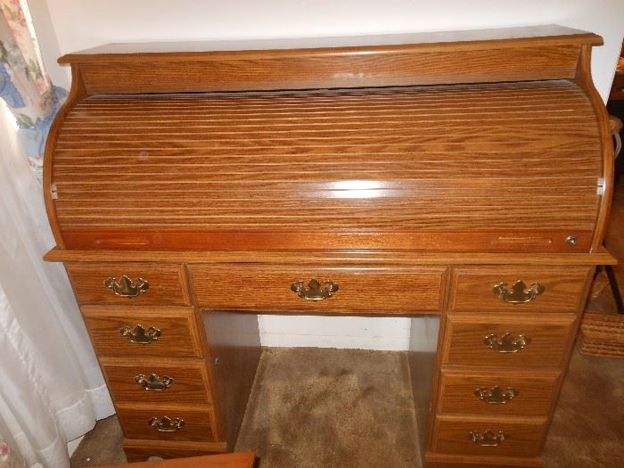 Mid size roll top desk/ like new